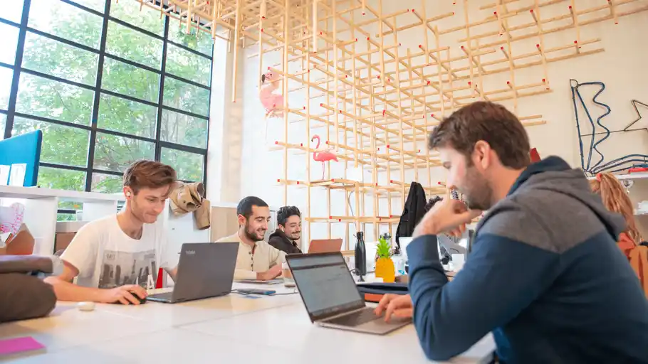 Startupeurs qui travaillent sur leur ordinateur dans l'espace de l'incubateur de Matrice