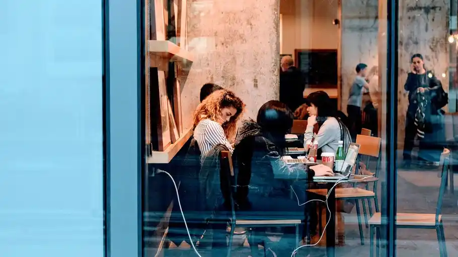 personne travail bureau tamise